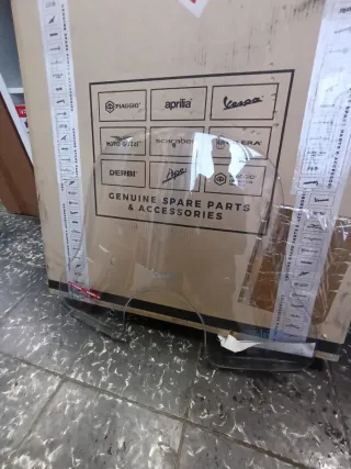 Pantalla Vespa GTS 2014 nueva con soportes origina