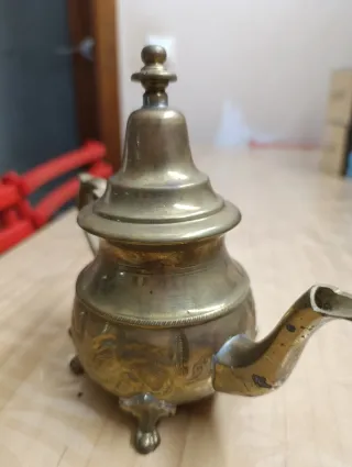 Tetera Artesanal de Latón Cincelado (16x17 cm)