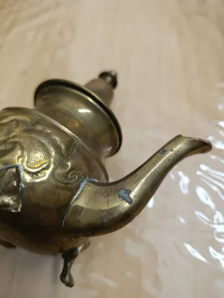 Tetera Artesanal de Latón Cincelado (16x17 cm)