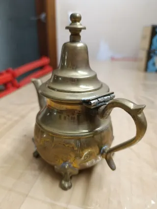 Tetera Artesanal de Latón Cincelado (16x17 cm)