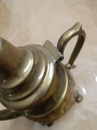 Tetera Artesanal de Latón Cincelado (16x17 cm)