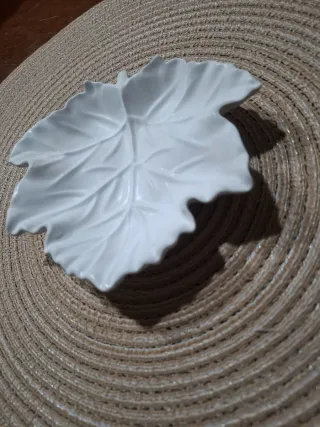 Svuotatasche a forma di foglia in ceramica