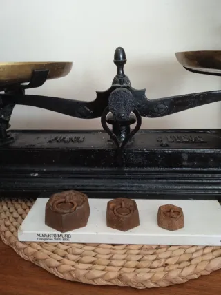Antigua bascula balanza y lote 3 pesas