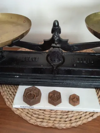 Antigua bascula balanza y lote 3 pesas