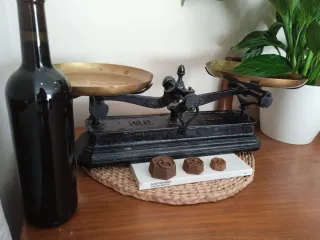 Antigua bascula balanza y lote 3 pesas