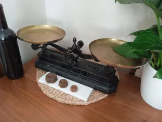 Antigua bascula balanza y lote 3 pesas