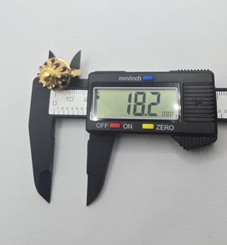 Anillo de oro de 18k piedras, 9.52 g, T-18.