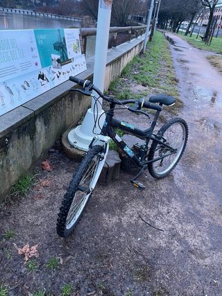 Bicicleta infantil negra
