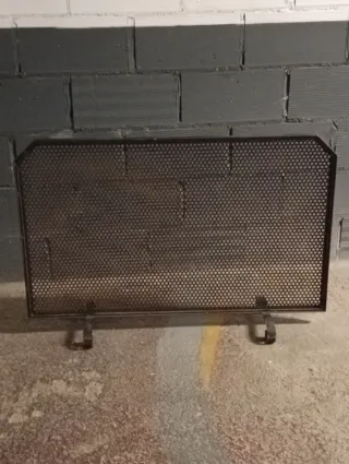 Protector de chimenea metálico negro