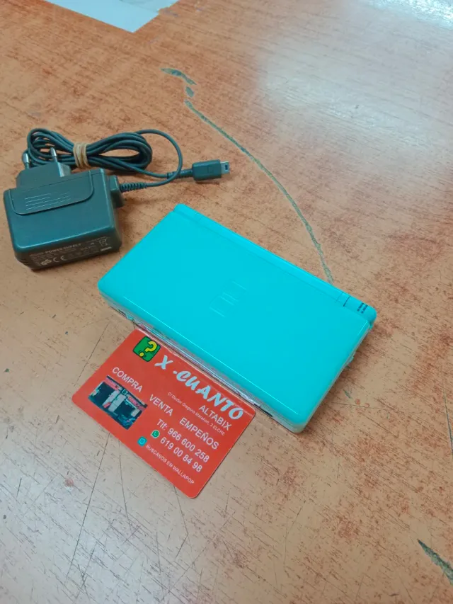CONSOLA NINTENDO DS LITE CON CARGADOR Y JUEGOS