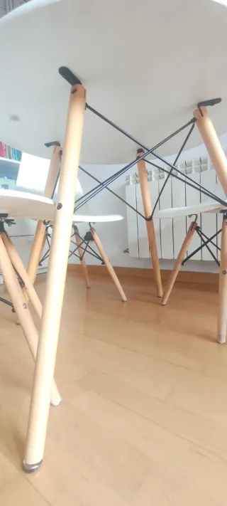 Mesa redonda nórdica y 4 sillas blancas