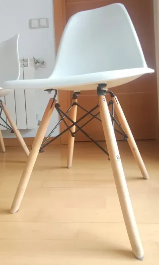 Mesa redonda nórdica y 4 sillas blancas