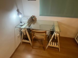 Escritorio cristal y caballetes madera