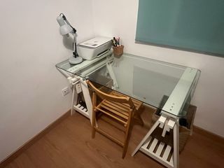 Escritorio cristal y caballetes madera