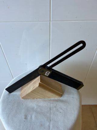 Escuadra carpintero bronce y ébano, esta restaurad