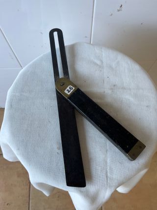 Escuadra carpintero bronce y ébano, esta restaurad