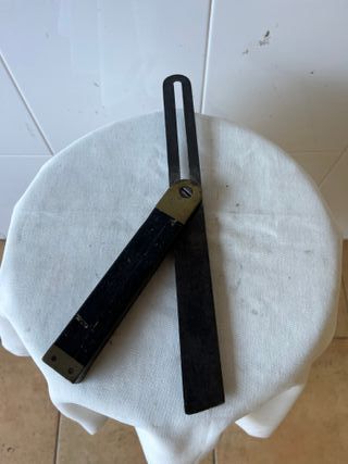 Escuadra carpintero bronce y ébano, esta restaurad