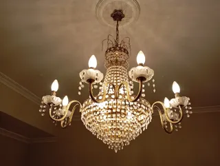 Lámpara de araña vintage dorada y cristal