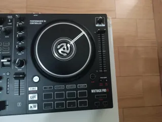 Controladora DJ Numark MIXTRACK PRO FX