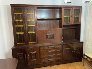 Mueble de salón de madera y cristal