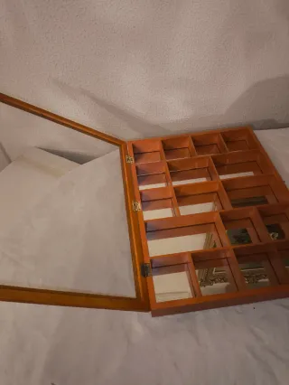 Vitrina madera y puerta de cristal para miniaturas