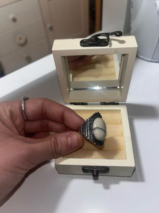 Anillo de plata con piedra blanca