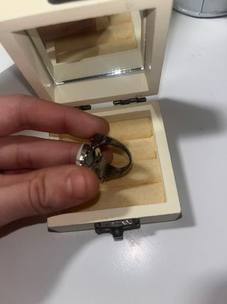 Anillo de plata con piedra blanca