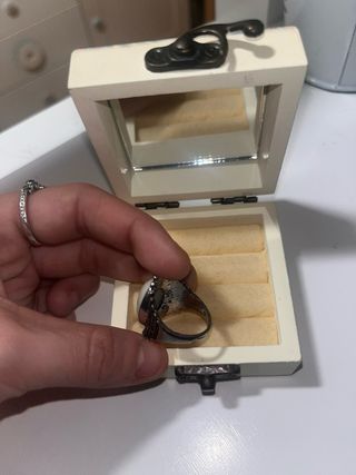 Anillo de plata con piedra blanca