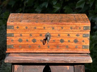 ANTIGUA CAJA ANGLO-INDIA TARACEA DE LATÓN C. 1900