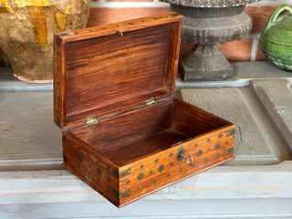 ANTIGUA CAJA ANGLO-INDIA TARACEA DE LATÓN C. 1900