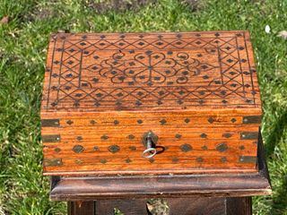 ANTIGUA CAJA ANGLO-INDIA TARACEA DE LATÓN C. 1900