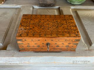 ANTIGUA CAJA ANGLO-INDIA TARACEA DE LATÓN C. 1900