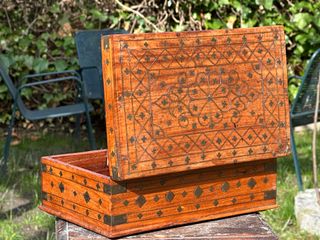 ANTIGUA CAJA ANGLO-INDIA TARACEA DE LATÓN C. 1900