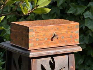 ANTIGUA CAJA ANGLO-INDIA TARACEA DE LATÓN C. 1900