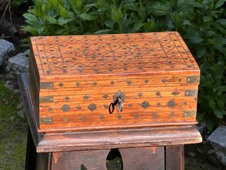 ANTIGUA CAJA ANGLO-INDIA TARACEA DE LATÓN C. 1900