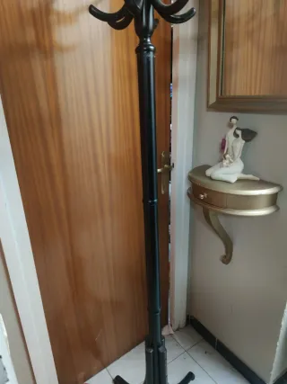 Perchero de pie clásico
