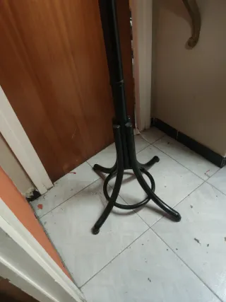 Perchero de pie clásico