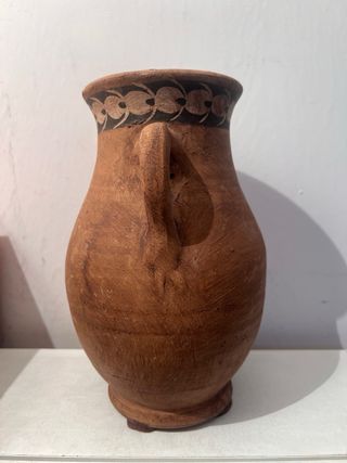 Jarrón de barro artesanal con asa