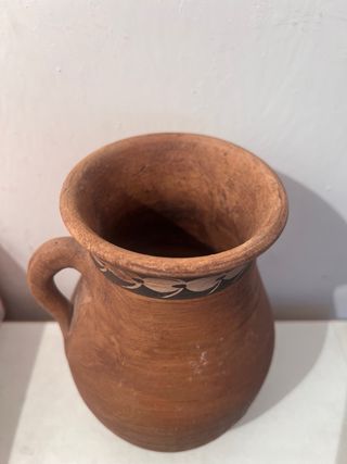 Jarrón de barro artesanal con asa