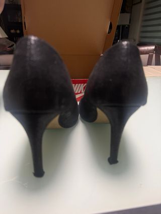 Zapatos de salon de tacón fino negros