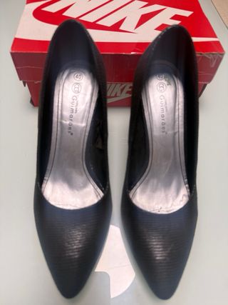 Zapatos de salon de tacón fino negros