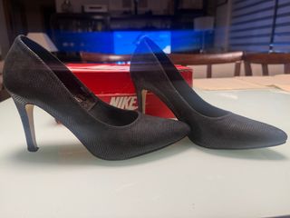Zapatos de salon de tacón fino negros