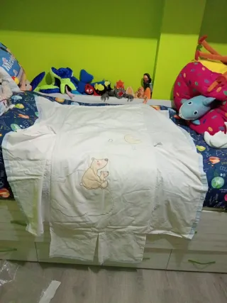 Set copripiumino, lenzuolo, sottolenzuolo, federa. Protettore.