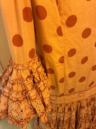 Traje de flamenca rosa y lunares color maquillaje