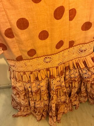 Traje de flamenca rosa y lunares color maquillaje