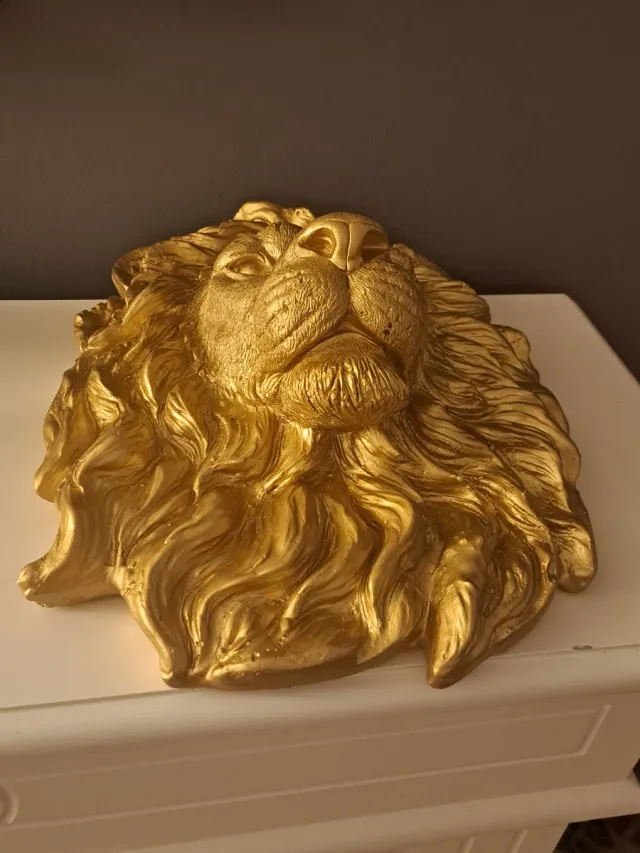 Cabeza de león dorada grande para colgar