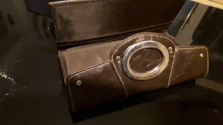 Monedero de piel marrón