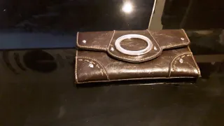 Monedero de piel marrón