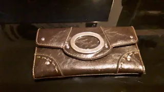 Monedero de piel marrón