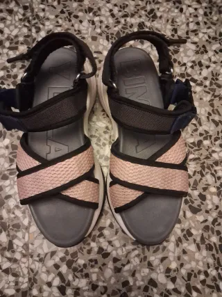 Sandalias Bimba y Lola negras y rosas